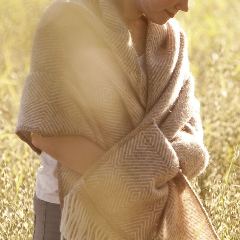 LAPUAN KANKURIT（ラプアンカンクリ） MARIA pocket shawl ポケット付きショール brown-white（ブラウン×ホワイト）